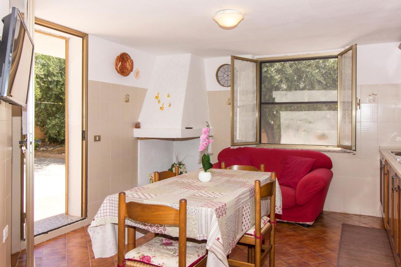 Appartamenti In Villa Con Ampio Giardino Esterno Posada  Eksteriør billede