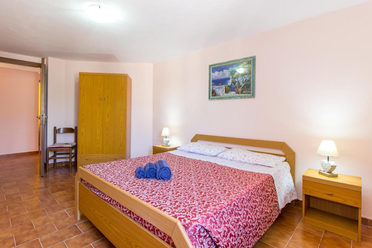 Appartamenti In Villa Con Ampio Giardino Esterno Posada  Eksteriør billede