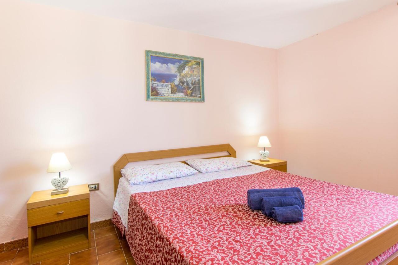 Appartamenti In Villa Con Ampio Giardino Esterno Posada  Eksteriør billede