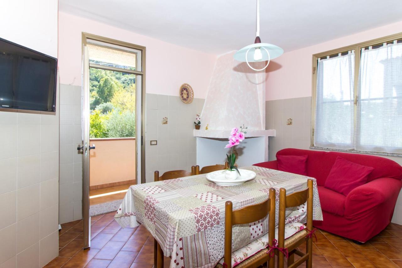 Appartamenti In Villa Con Ampio Giardino Esterno Posada  Eksteriør billede