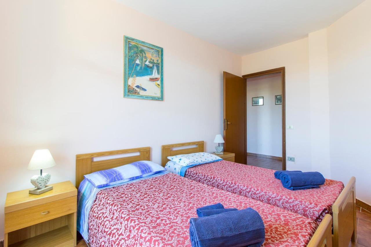 Appartamenti In Villa Con Ampio Giardino Esterno Posada  Eksteriør billede